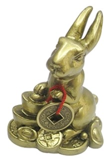 Кролик, сидящий на кучке монет